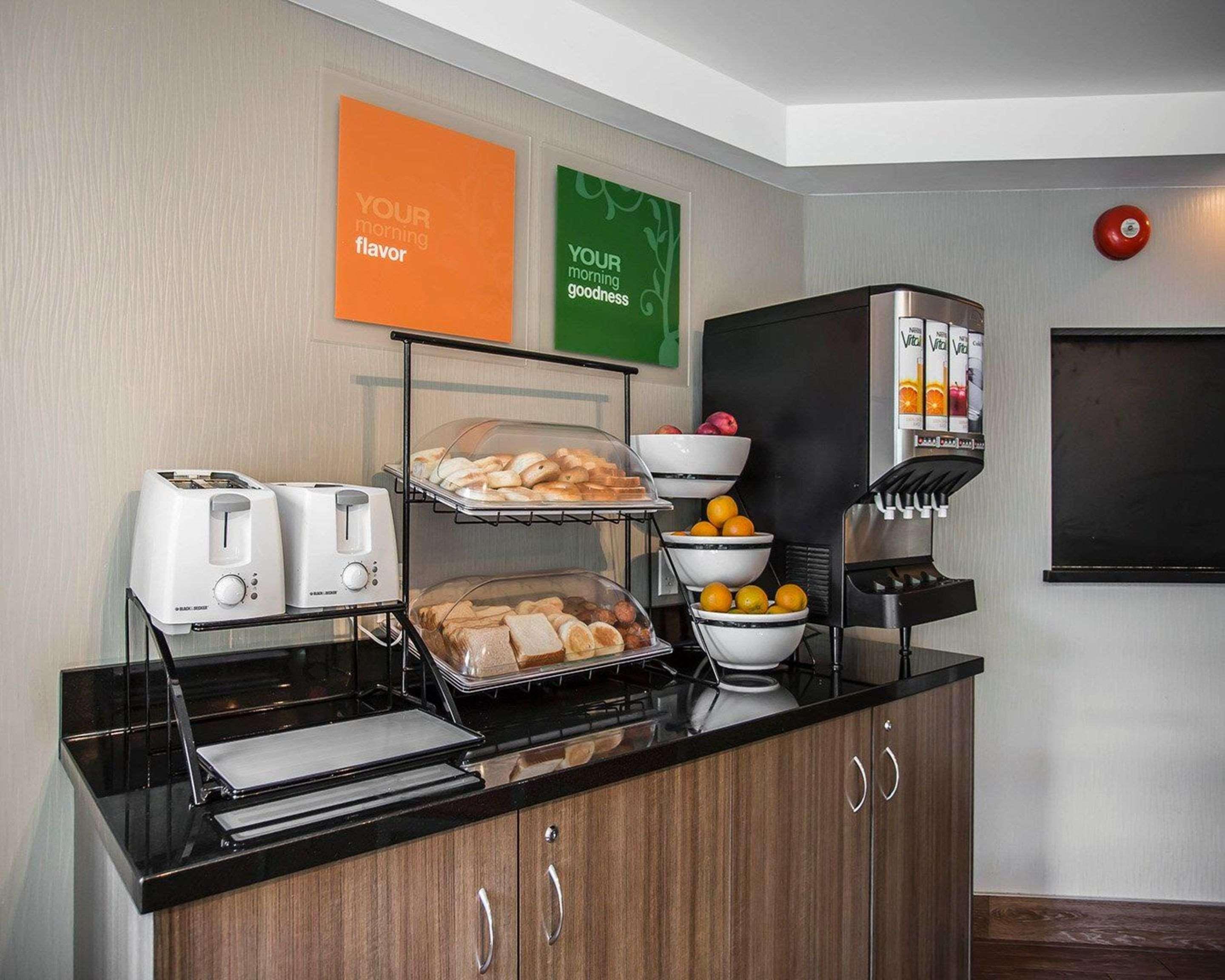 Comfort Inn West Ottawa Extérieur photo